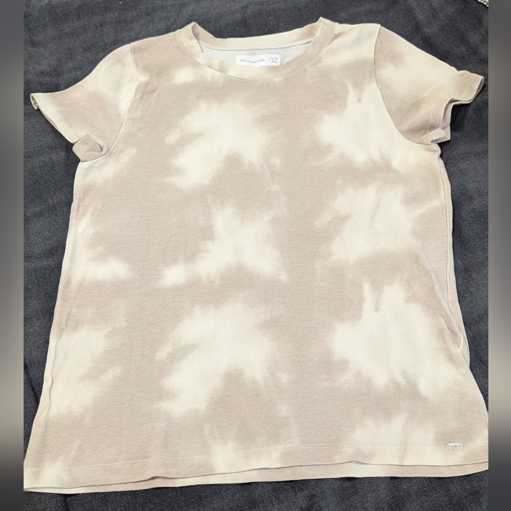 NWOT Abercrombie and Fitch Short Sleeve T-shirt. Size 15-16.